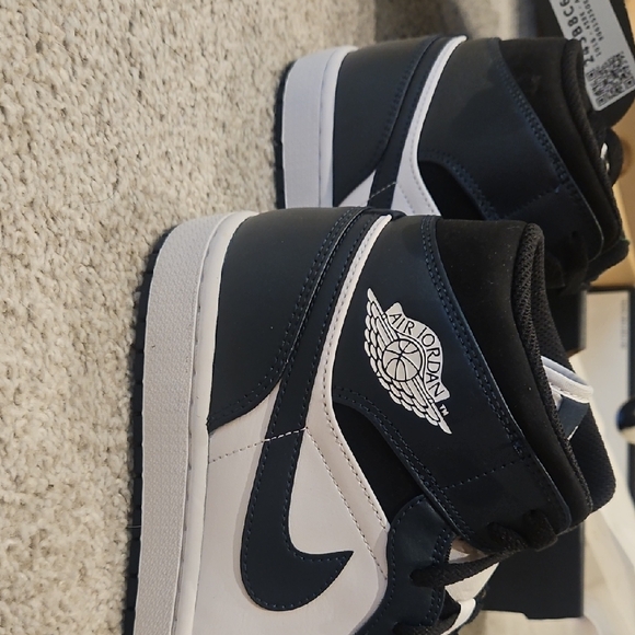 Jordan 1 Mid in Navy and Black